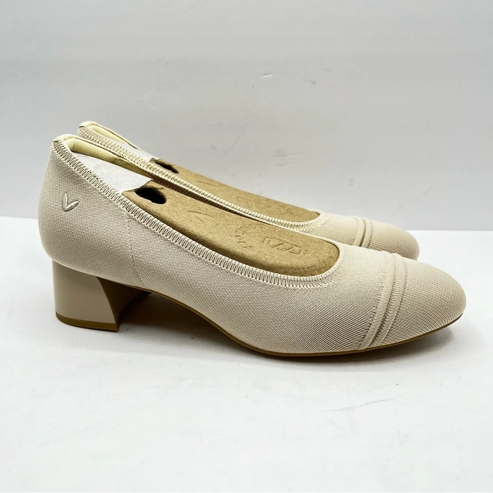 Vivaia Women’s Size 8.5 Julie Pro Cream Ivory Round Toe Chunky Heels